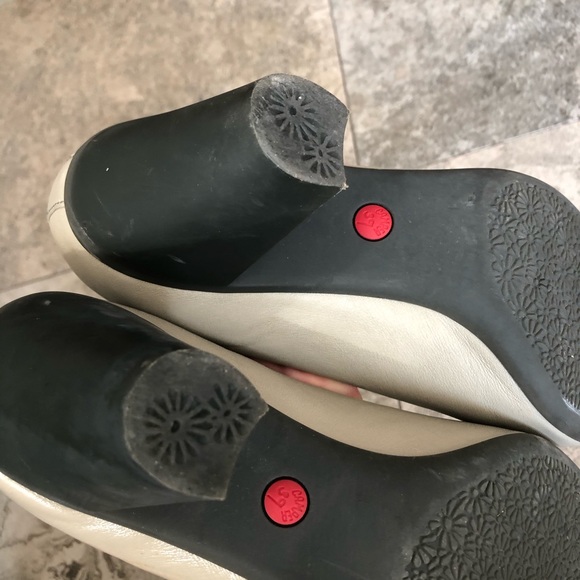 CAMPER Lt Gray Patent Leather Bow Peep Toe Heels - Picture 6 of 11